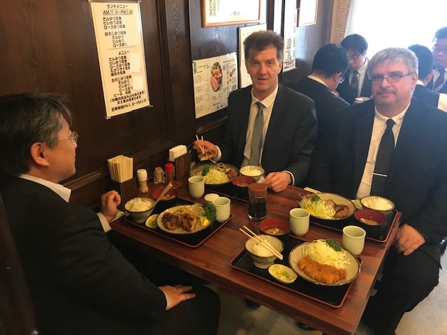 A rántott karaj nagyon más, mint az otthoni. De talán még finomabb is? A húsra öntött tonkacu szósz nagyon passzol a magyar ízvilághoz. 